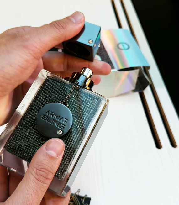 Diseño del frasco del perfume Club de Nuit Bling