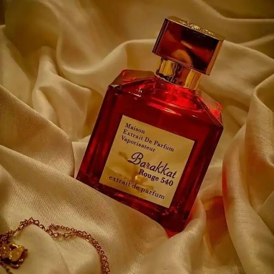 Perfume Barakkat Rouge 540 Extrait con azafrán y almendra amarga