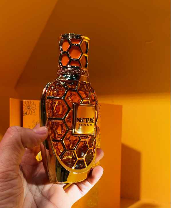 Detalle del frasco French Avenue Nectare Extradose perfume floral dulce y equilibrado