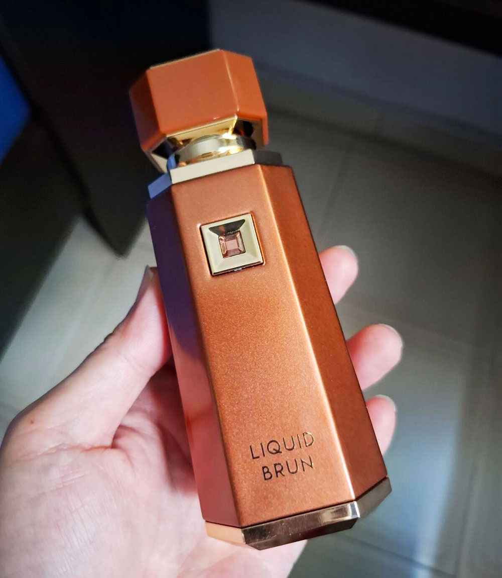 Detalle del frasco y caja French Avenue Liquid Brun perfume avainillado intenso para hombre