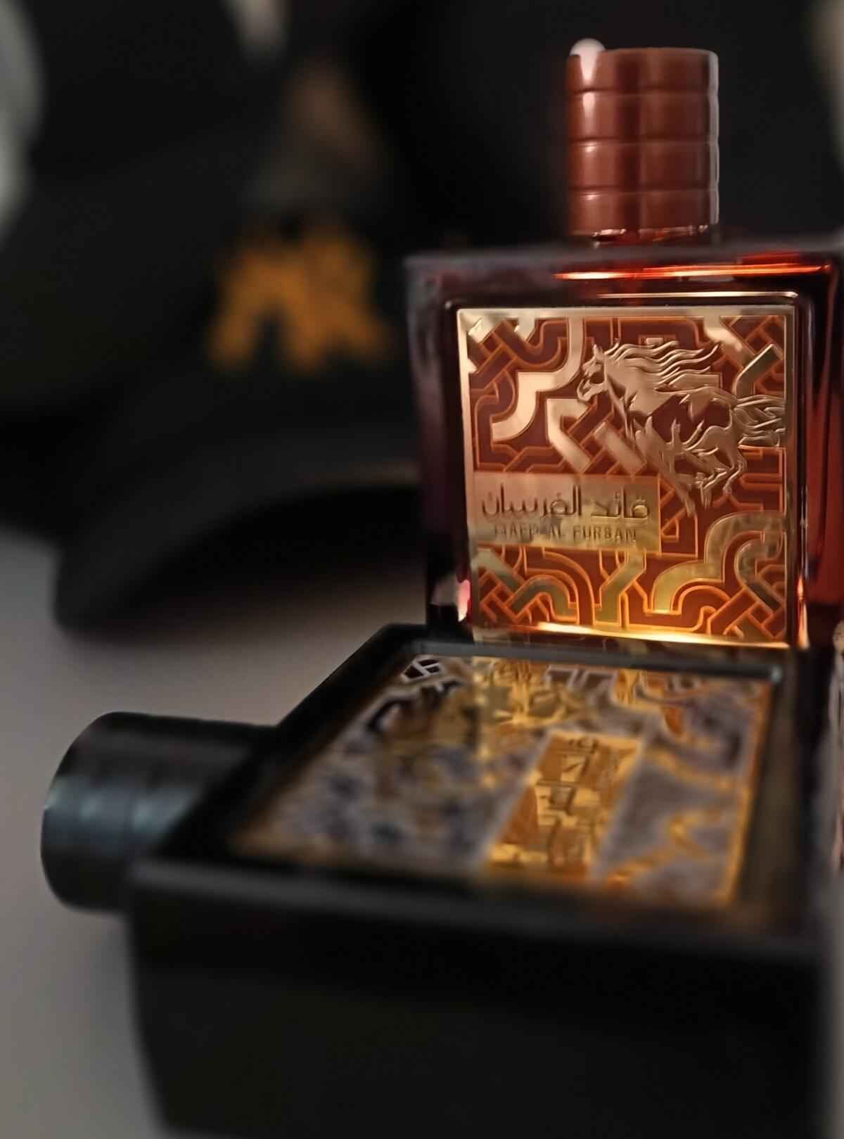 Detalle del frasco Qaed Al Fursan Untamed perfume árabe