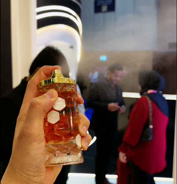 Raheeq Nusuk perfume gourmand con miel y coco