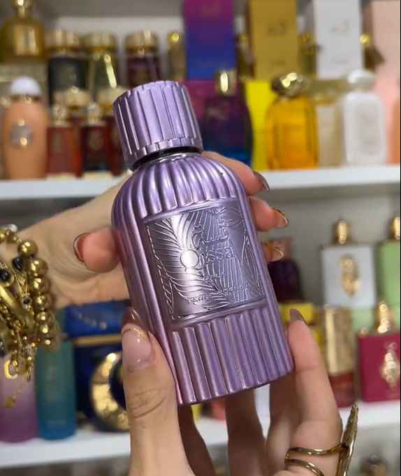 Presentación elegante del perfume Qissa Gala