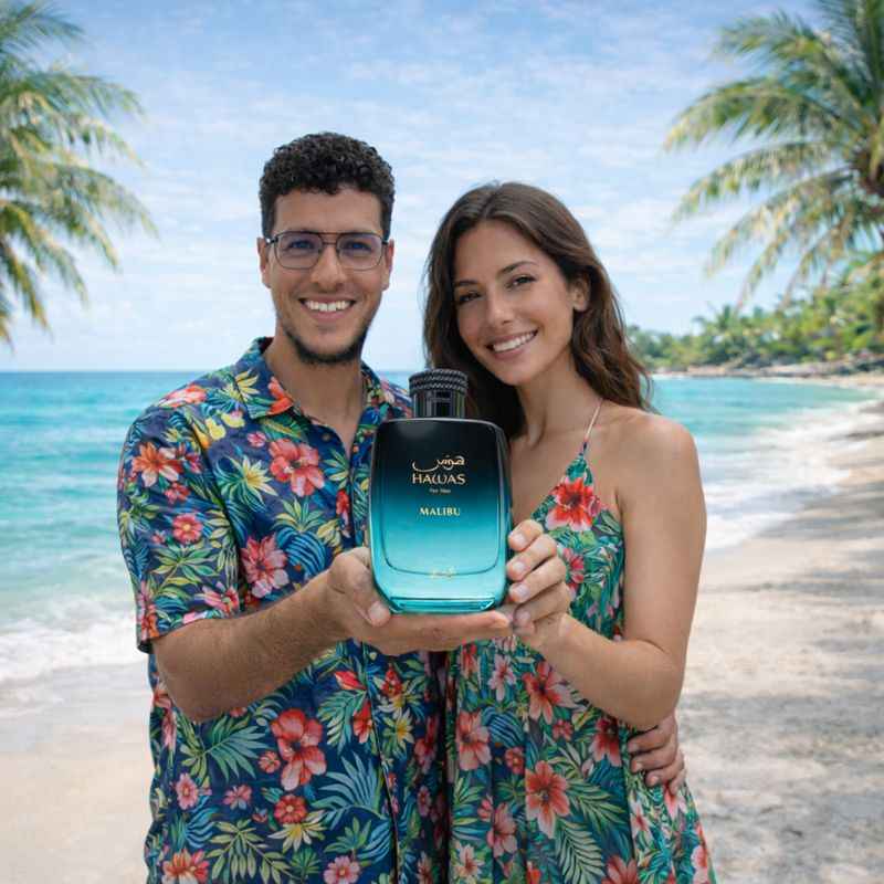 Pareja hombre y mujer usando Rasasi Hawas Malibu perfume fresco tropical en playa caribeña