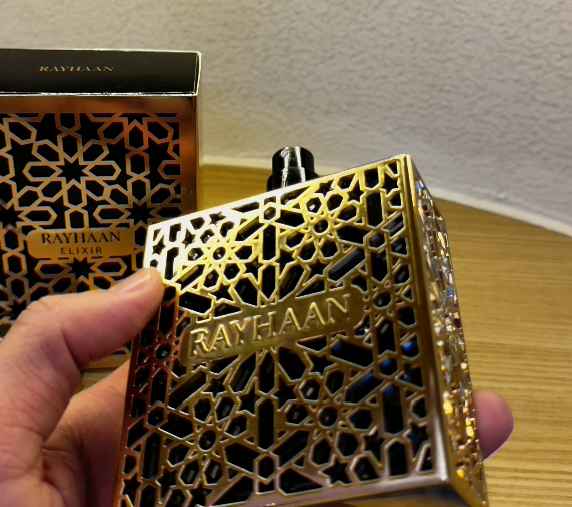 Detalle del tapón y atomizador del perfume Rayhaan Elixir