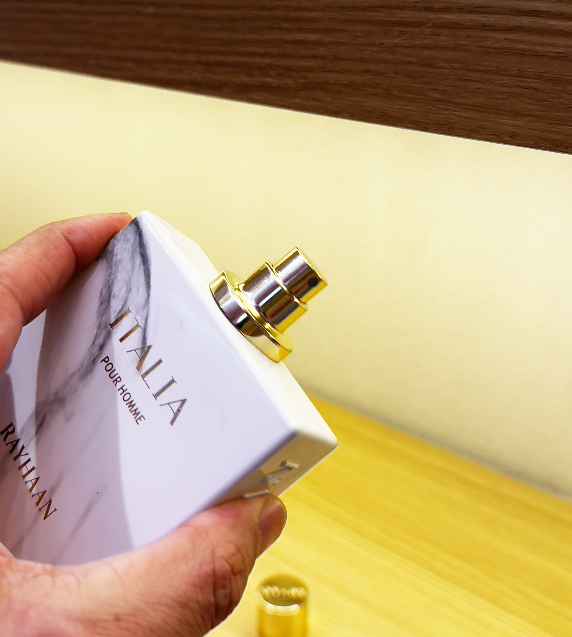 Presentación premium del perfume Rayhaan Italia para hombre