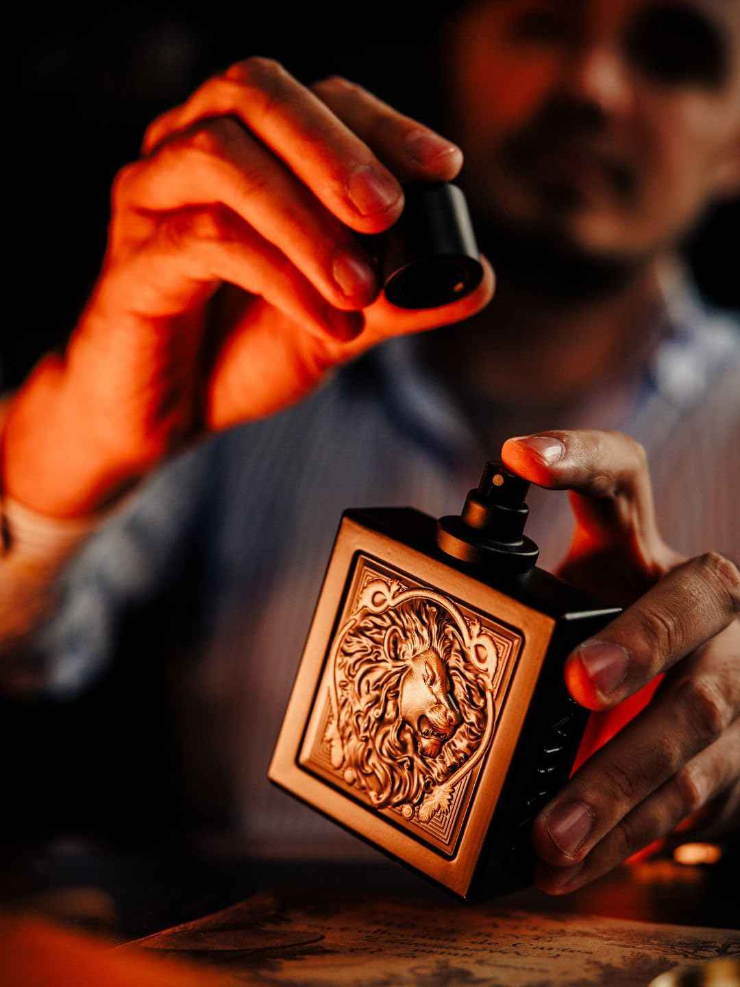 Detalle del tapón y diseño del frasco Rayhaan Lion