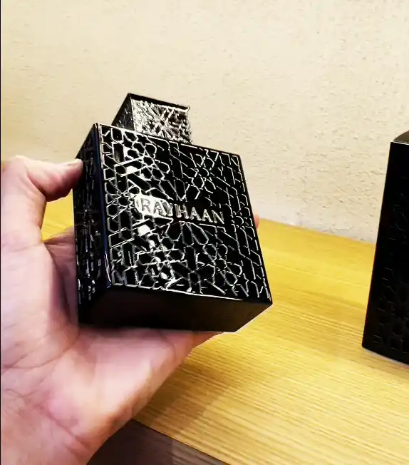 Frasco original de Rayhaan Obsidian EDP en primer plano