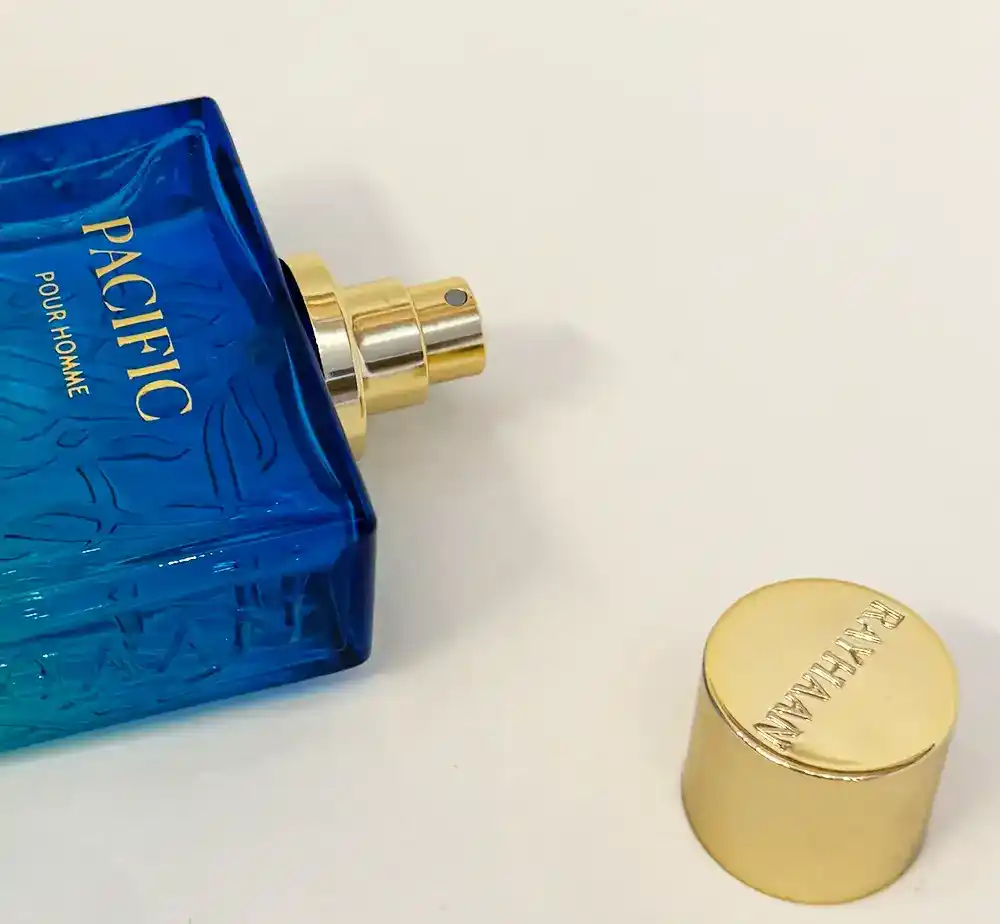 Perfume Rayhaan Pacific Aura sobre fondo claro