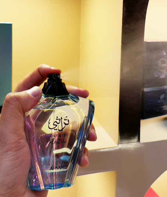 Vista lateral del perfume Afnan Turathi Electric