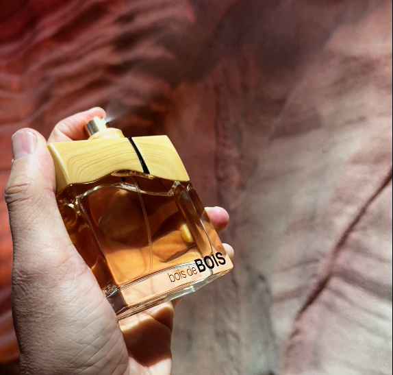 Detalle del frasco Bois de Bois Fragrance World