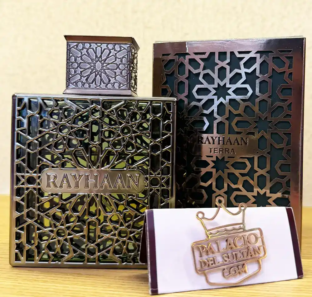 Perfume Rayhaan Terra en ambientación elegante nocturna