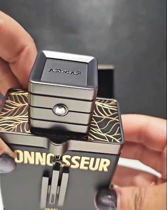 Detalle del tapón y diseño del frasco Connoisseur Man