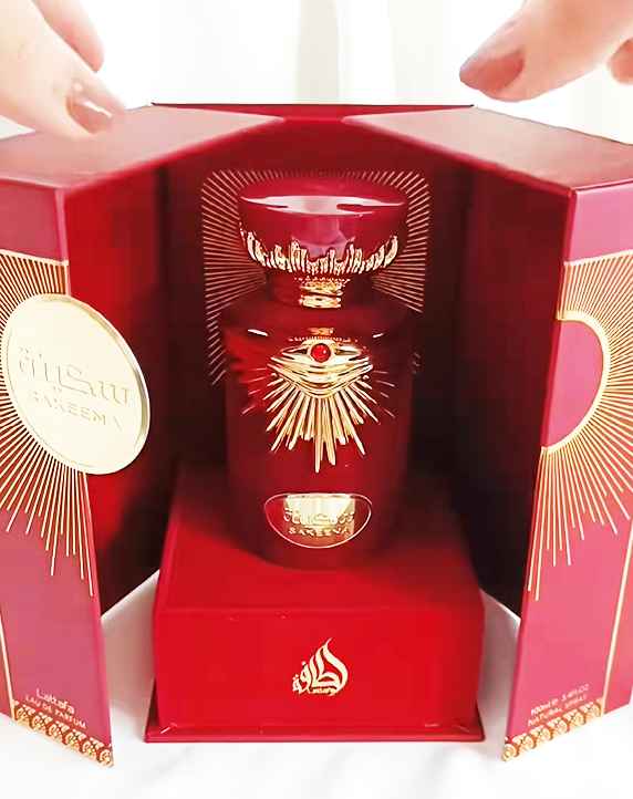 Caja original del perfume Lattafa Sakeena con diseño elegante