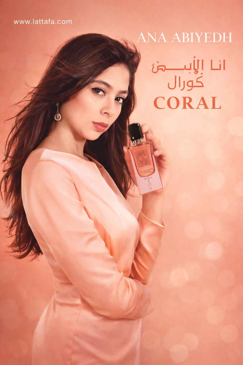 Lattafa Ana Abiyedh Coral perfume en escena veraniega con modelo