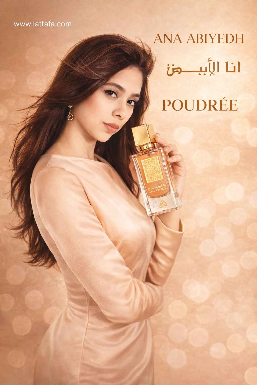 Lattafa Ana Abiyedh Poudrée perfume junto a modelo en ambiente interior elegante