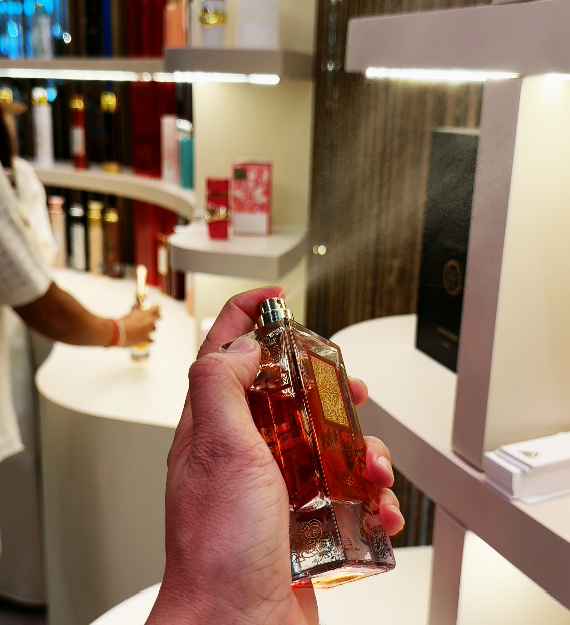 Lattafa Ana Abiyedh Scarlet detalle del tapón y cristal en primer plano