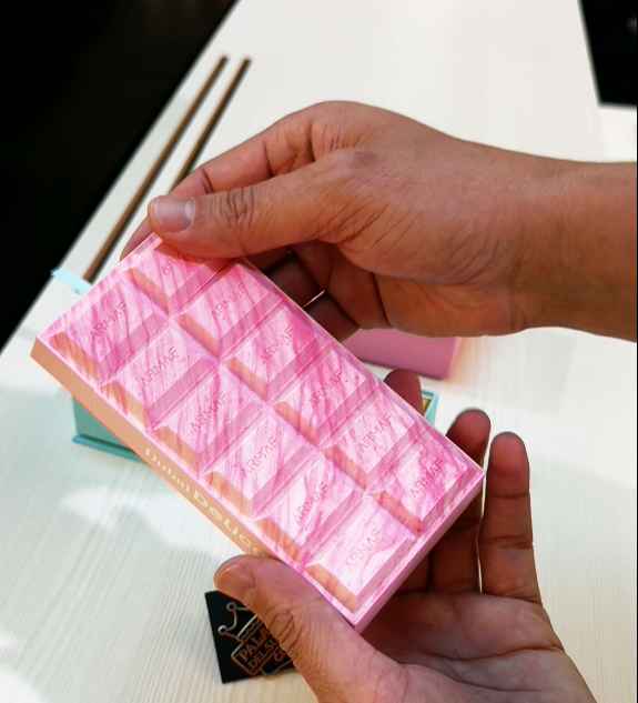 Armaf Cotton Candy frasco sostenido en mano en escena cotidiana interior