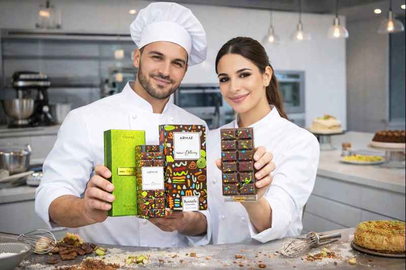 Armaf Kunafa Chocolate perfume junto a modelo en ambiente nocturno elegante