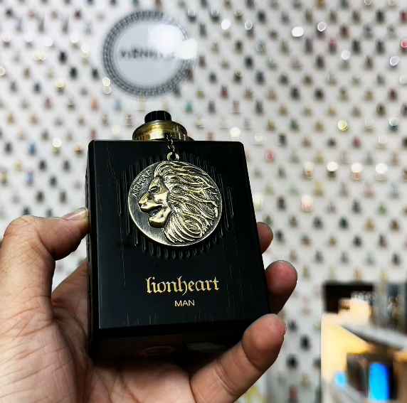 Armaf Lionheart Man frasco sostenido en mano mostrando tamaño real del perfume