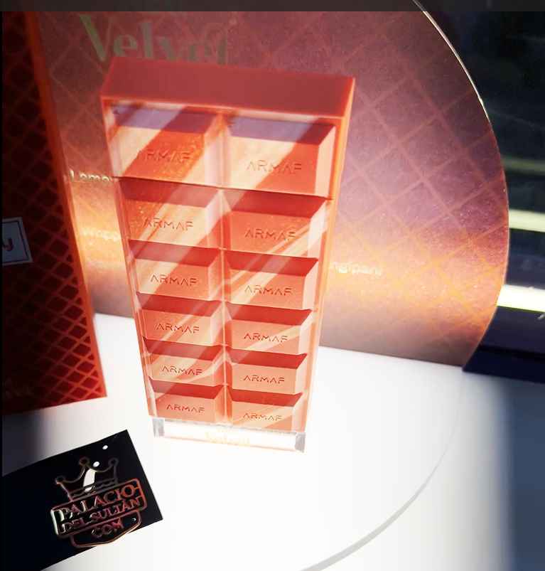 Armaf Red Velvet perfume con modelo en ambiente nocturno elegante interior