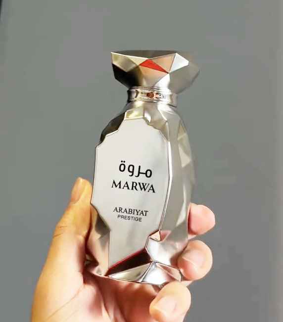 Arabiyat Prestige Marwa frasco plateado sostenido firmemente por una mano masculina mostrando su tamaño real