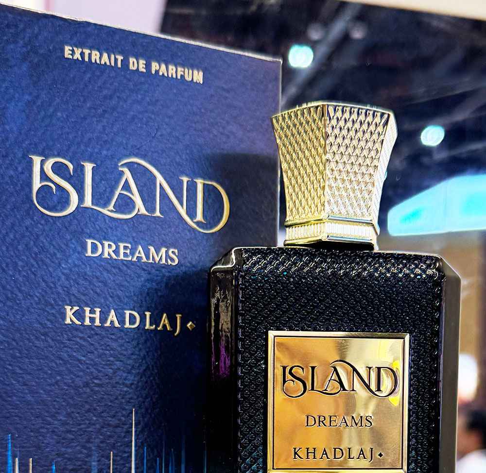 Khadlaj Island Dreams detalle del pulverizador y textura del frasco en primer plano.
