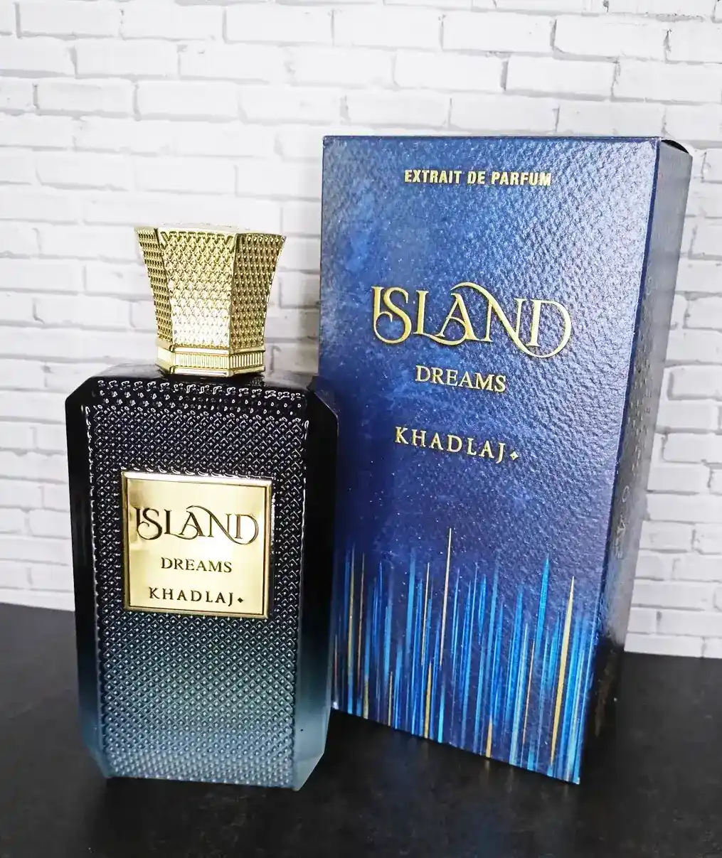 Khadlaj Island Dreams frasco y caja sobre mesa en composición real natural