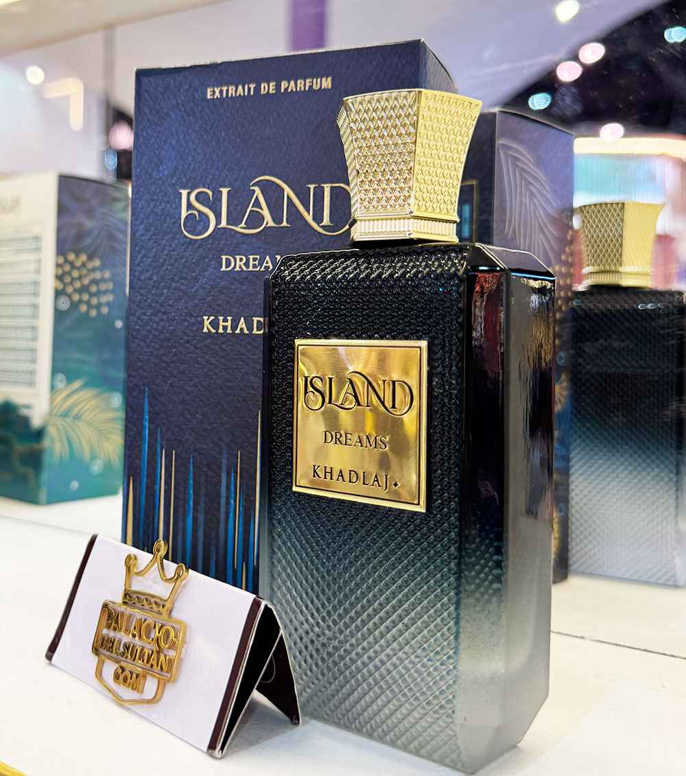 Khadlaj Island Dreams frasco sostenido en mano en uso real cotidiano