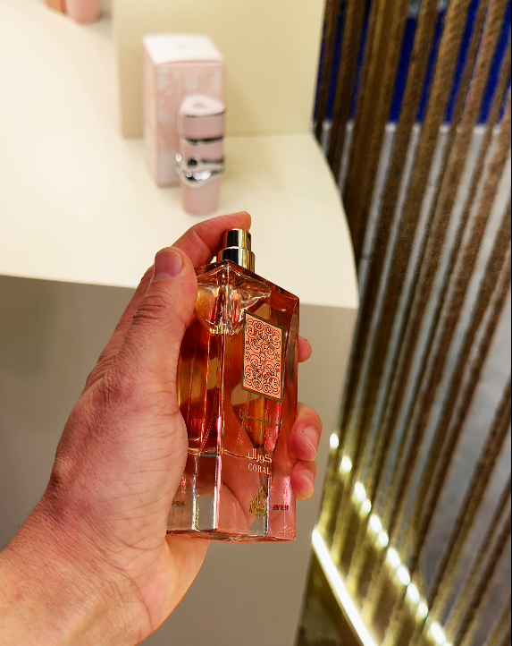Lattafa Ana Abiyedh Coral detalle del tapón y pulverizador