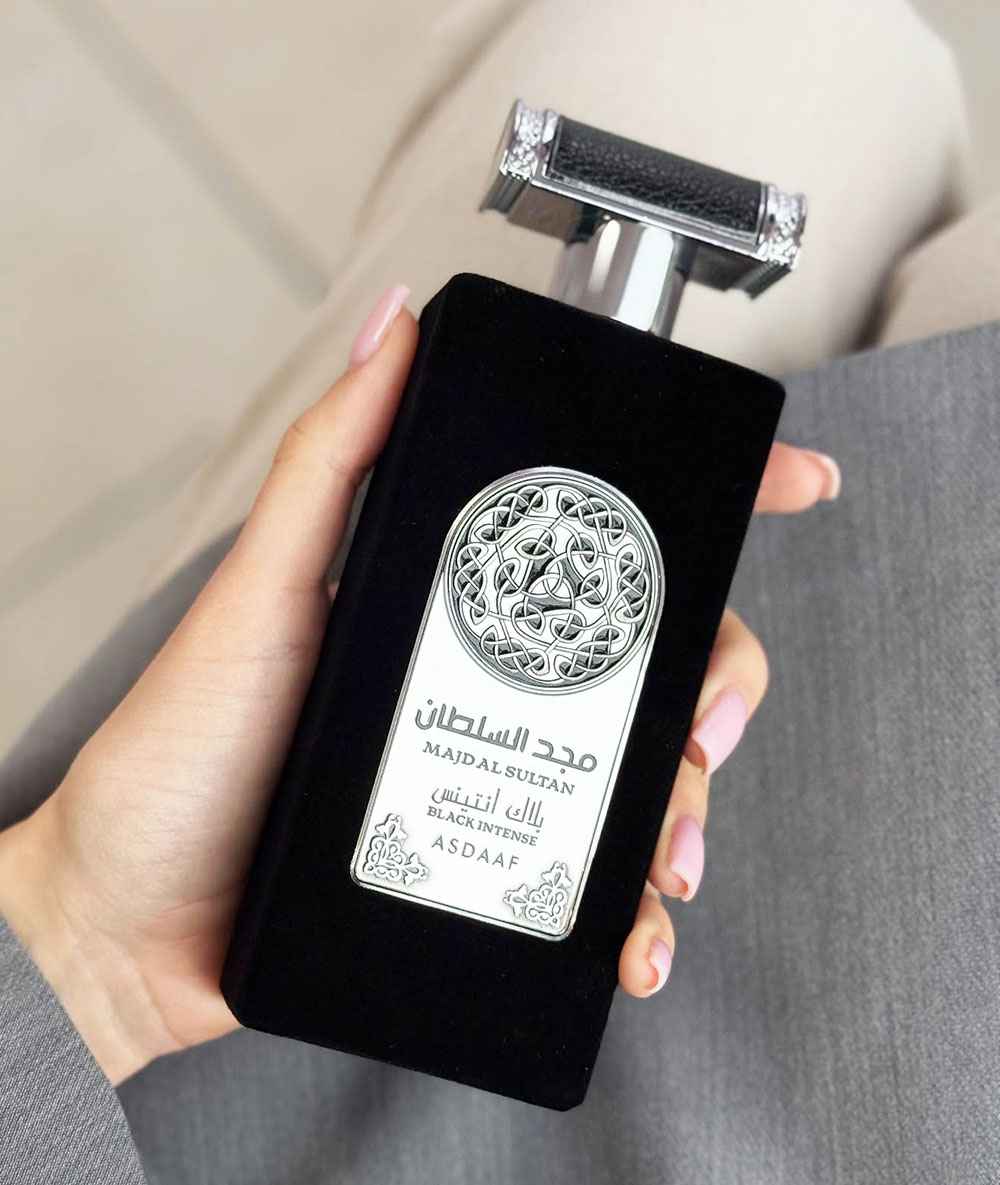 Asdaaf Majd Black Intense sostenido en mano
