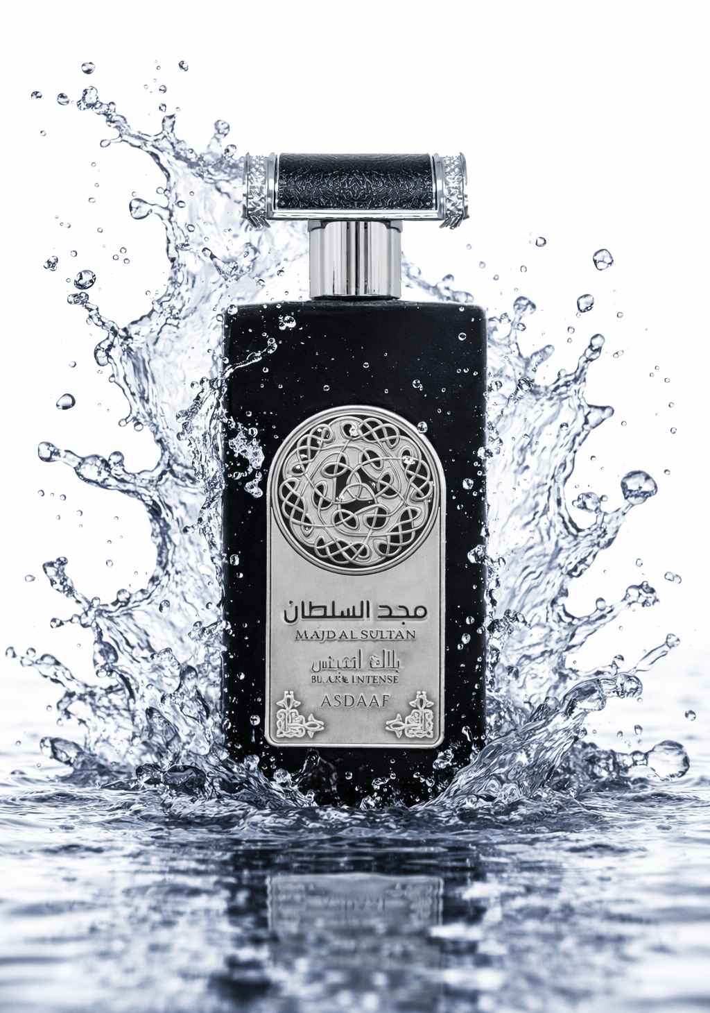 Asdaaf Majd Al Sultan Black Intense frasco con splash sobre fondo limpio