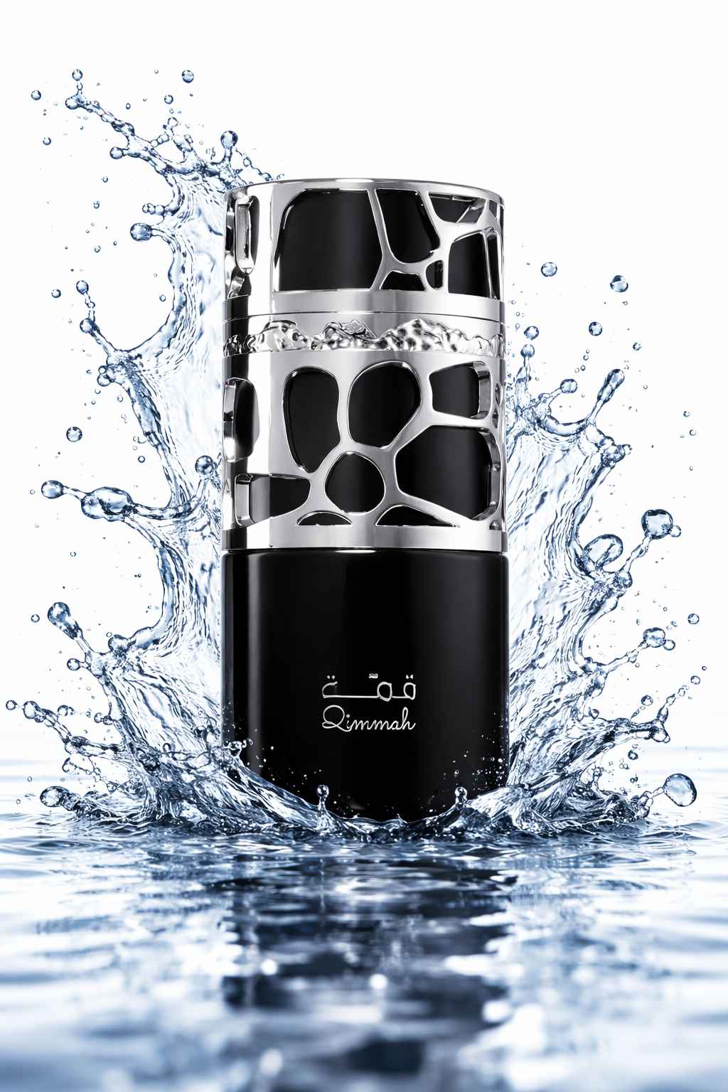 Lattafa Qimmah For Men frasco con splash y gotas en fondo limpio