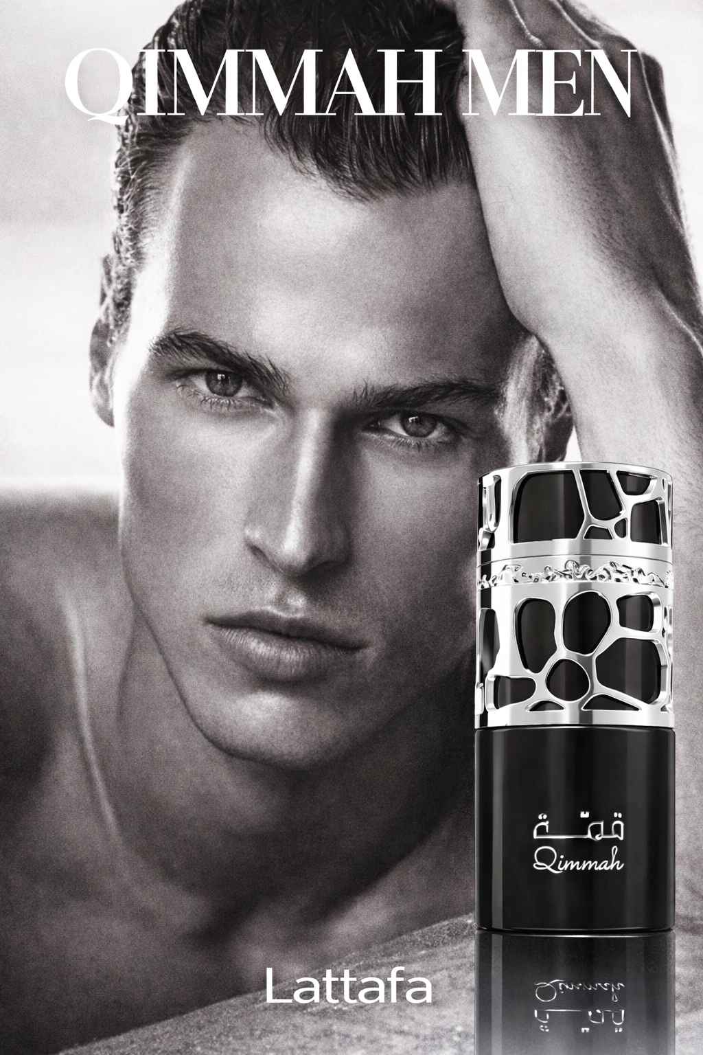 Lattafa Qimmah For Men perfume junto a modelo masculino en ambiente lifestyle exterior