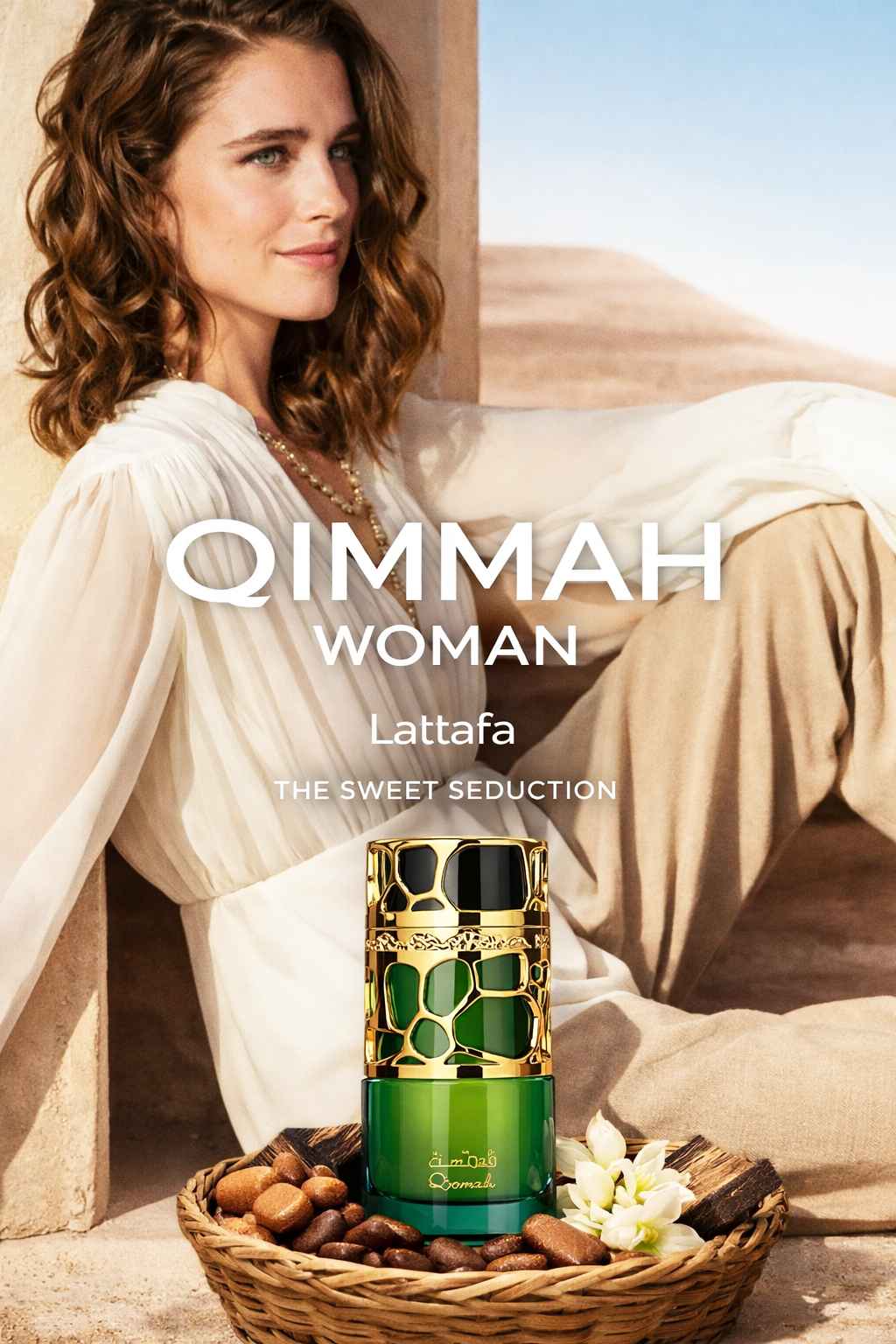 Lattafa Qimmah for Women perfume con modelo en escena lifestyle interior
