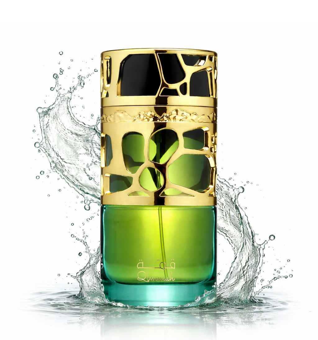 Lattafa Qimmah for Women frasco de perfume con splash líquido sobre fondo limpio