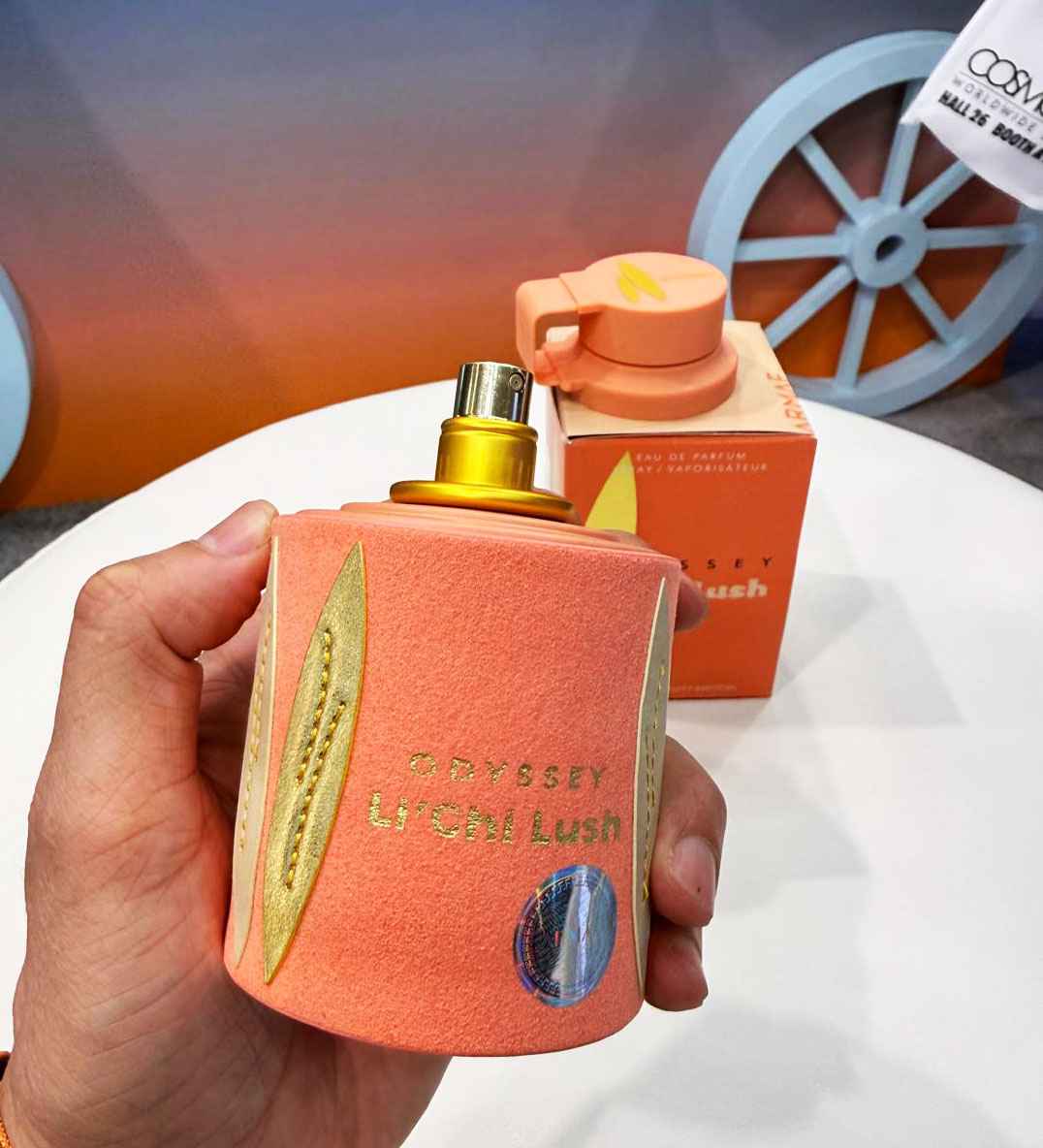 Armaf Odyssey Li’chi Lush detalle del tapón y pulverizador del frasco