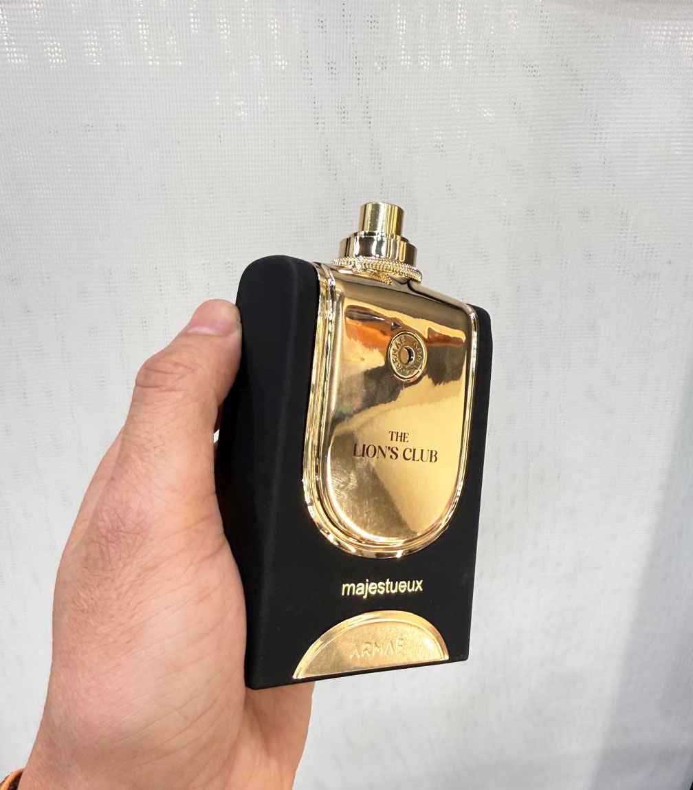 Aplicación del perfume Majestueux con atomización visible en primer plano