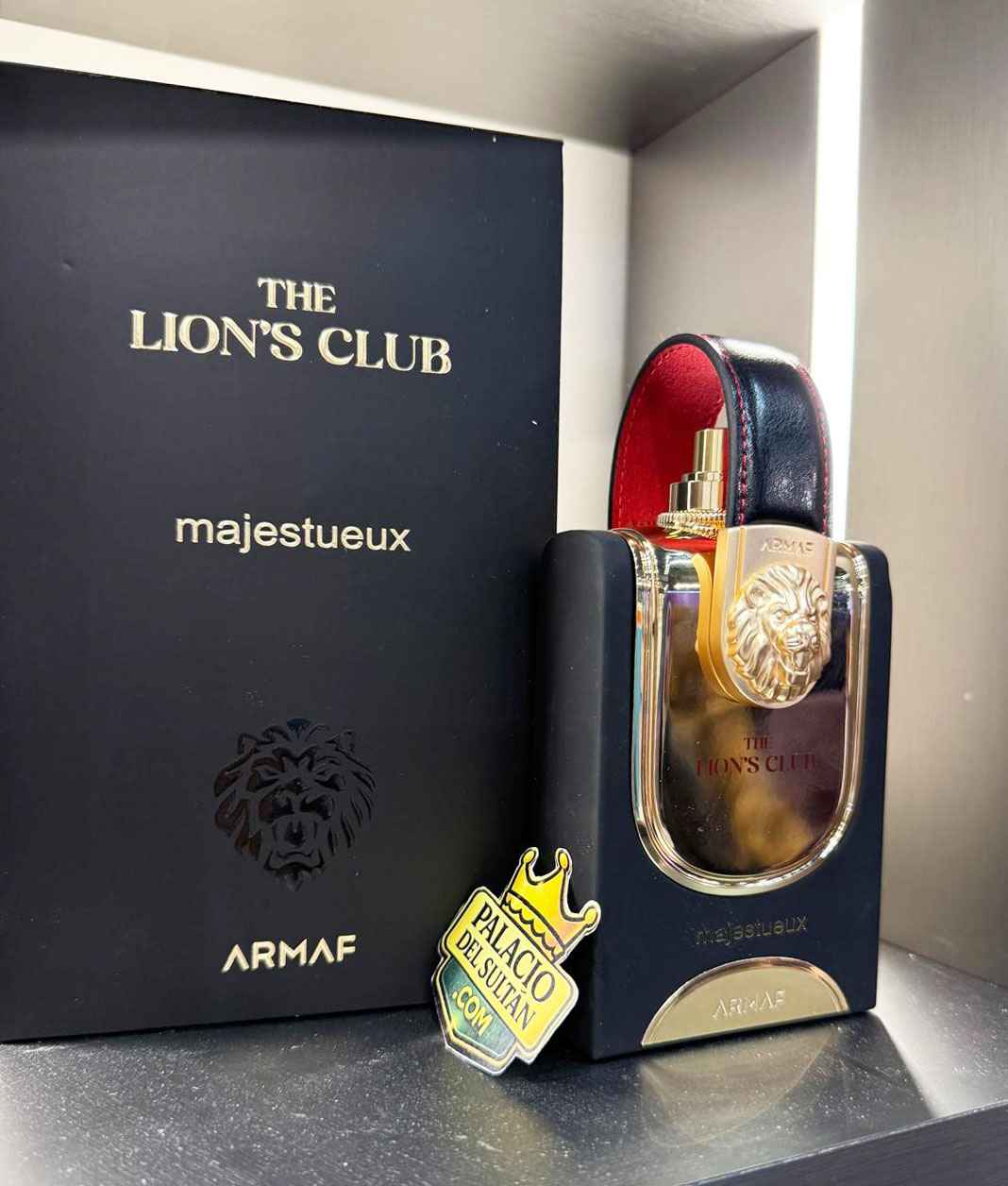 Caja y perfume Armaf Majestueux en presentación limpia y minimalista