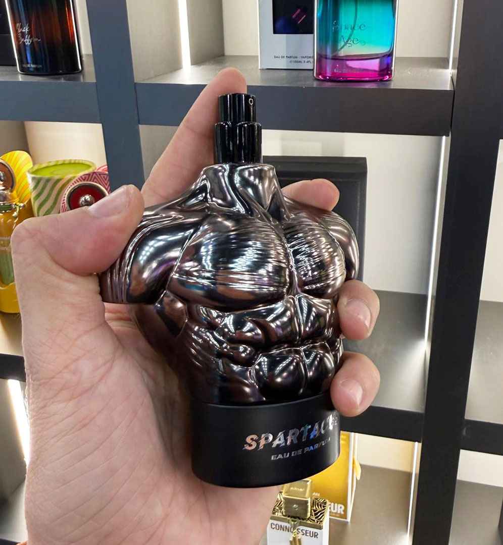 Armaf Spartacus detalle del pulverizador y acabado metálico del frasco en primer plano