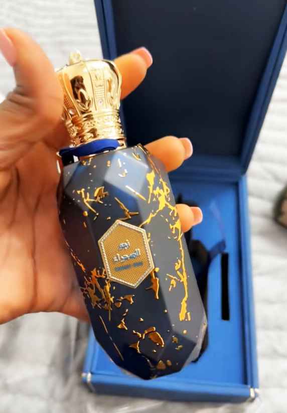 Armaf Desert Star frasco sostenido en mano mostrando tamaño real del perfume