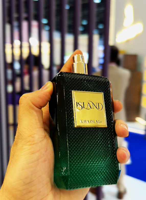 Khadlaj Island detalle del tapón metálico y pulverizador del frasco
