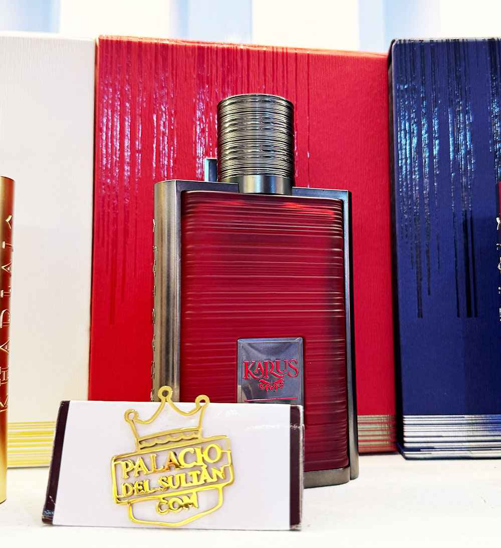 Khadlaj Karus Oud Fire frasco junto a caja en foto real