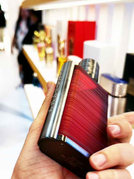 Khadlaj Karus Oud Fire detalle del tapón en primer plano