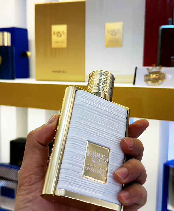 Detalle del atomizador dorado del perfume Khadlaj Karus Secret Musk