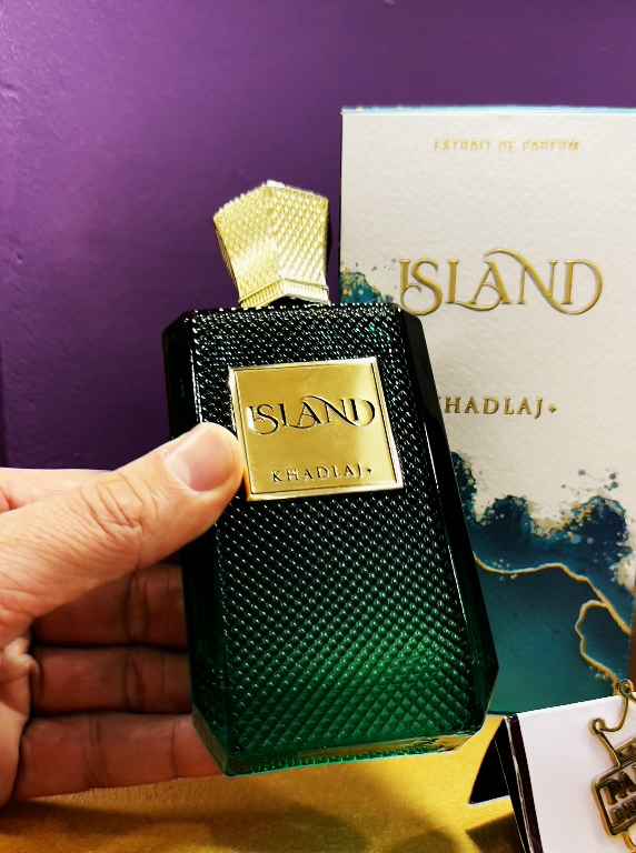 Khadlaj Island frasco sostenido en la mano en entorno natural cotidiano