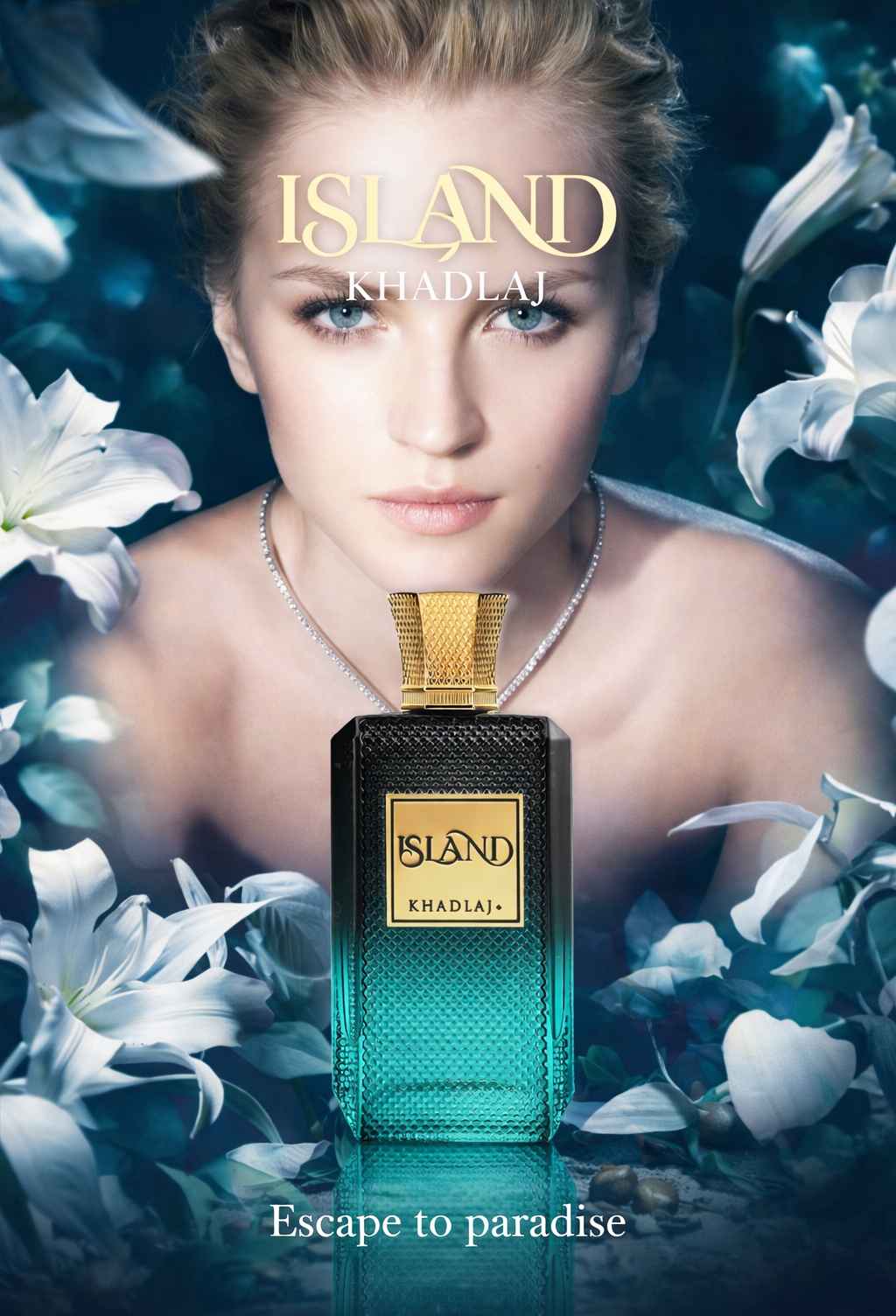 Khadlaj Island perfume junto a modelo masculino en escena lifestyle tropical
