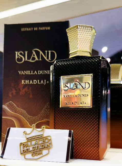 Khadlaj Island Vanilla Dunes frasco sostenido en mano en foto natural cotidiana