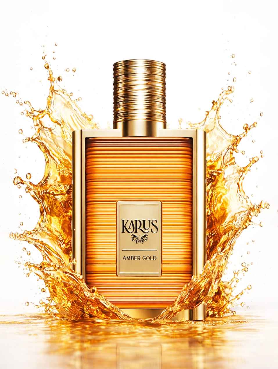 Khadlaj Karus Amber Gold frasco con salpicadura líquida dinámica sobre fondo claro