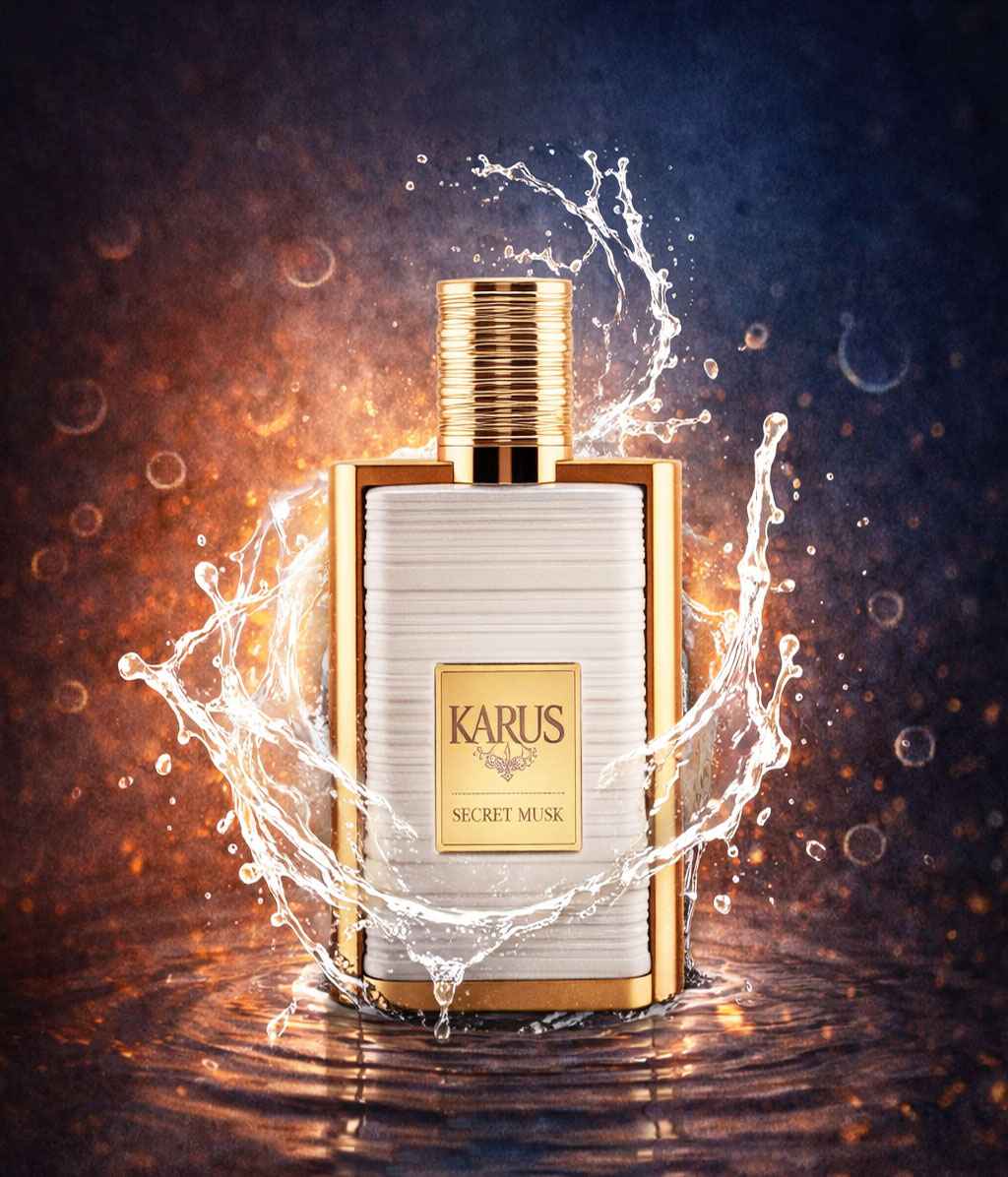 Khadlaj Karus Secret Musk junto a modelo en ambiente elegante interior